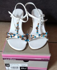 Lauréana - Sandales blanches avec perles bleues, argentées, bois, noeuds - P. 36