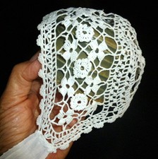 Ancien Bonnet de Bébé ou poupée en coton crocheté