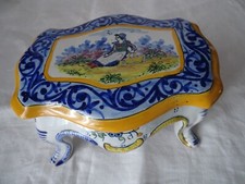 Coffret bonbonnière faïence de Quimper Henriot décor champêtre , paysanne panier