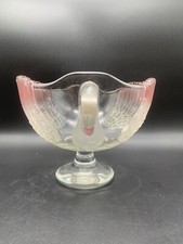 Sublime Coupe  Fruits en cristal rose et blanc avec anses à décor de cygne