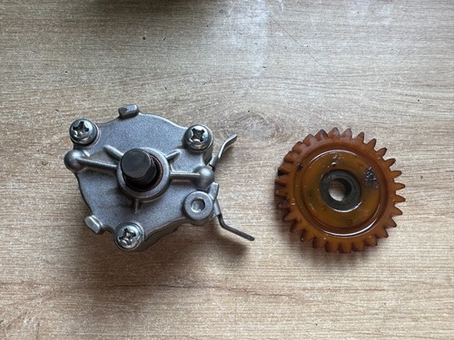 Une pompe huile moto - une,