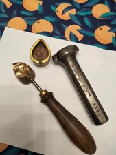 ancien fer a gaufrer les tissus et son emporte pièce datant des années 1870