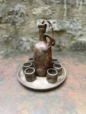 Service à liqueur en grès émaillé avec 6 tasses, 1 carafe et 1 plateau ( Signé )