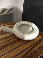 Bassin de lit urinoir en faïence gris très clair,du début du XX ème siècle.