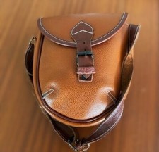 PETIT SAC BESACE EN CUIR MARRON GRAINé ARTISANAL TRES EPAIS BANDOULIERE REGLABLE