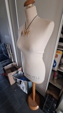 mannequin femme sur pied bois