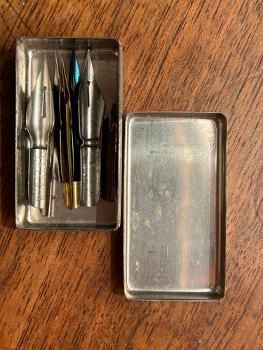 Ancienne petite boite - , métal