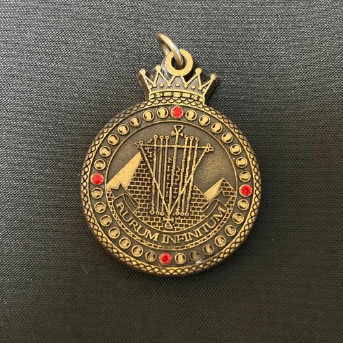 Pendentif médaille pyramide