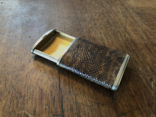 JOLI GRATTOIR PYROGÈNE , ÉTUI A ALLUMETTES EN MÉTAL ARGENTÉ ET PEAU DE SERPENT