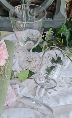 Anciens verres sur - sur, pied