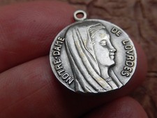 MEDAILLE   NOTRE DAME DE LOURDES SIGNEE PENIN