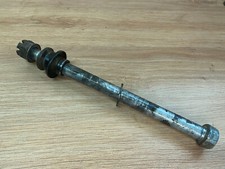 UN AXE DE ROUE AVANT MOTO YAMAHA 125 DTLC DT125LC 1HR