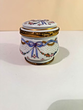 RAVISANT COFFRET EN PORCELAINE