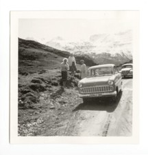 G1156 Ford Taunus 12M. 3 femmes. Alpes, Allemagne 1965. Photo argentique