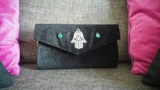 Pochette fait main aspect velours noir et main de Fatma