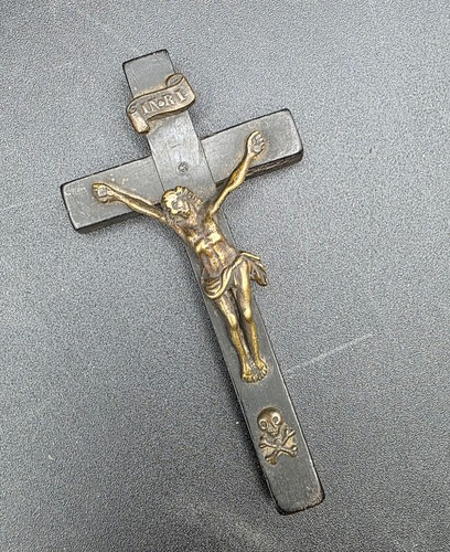 Très ancienne croix - ✝️,