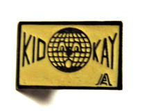 A05 / Pin's Pins Pin VINTAGE Magasins Vêtements Enfants "KID O KAY"