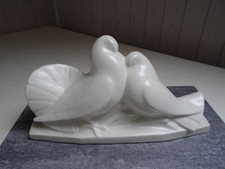 Couple de pigeons céramique craquelée ivoire, signé Dax, bon état