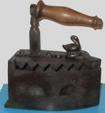 ancien  fer à repasser  à braise avec une fermeture  originale en forme de cygne