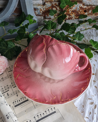 Ancienne tasse sous - ancienne,