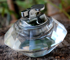 ancien briquet de table dans son verre en forme de pierre précieuse vintage