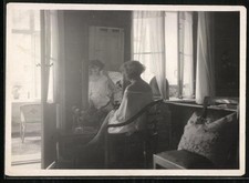 Photographie Femme En Nuisette Se Maquillant Devant Le Miroir Réflexion Nu