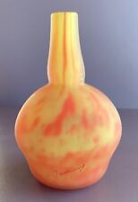 ANCIEN PETIT VASE EN PATE DE VERRE JAUNE/ORANGE SIGNE LORRAIN, HAUTEUR 11,5 CM