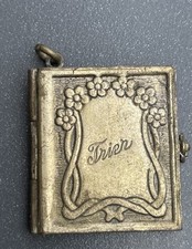 Ancien pendentif Livre