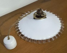 suspension ancienne avec abat-jour conique en opaline blanche dentelée