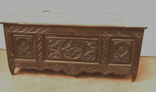 coffre en chêne finement sculptée  bois chêne massif . XVIII siècle .