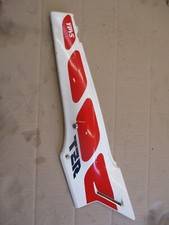 Cache latéral droit pour