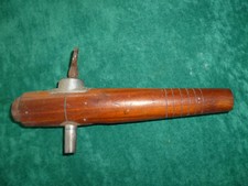 ancien-retro-collection vieux robinet avec clef en bois pour barrique fut vin