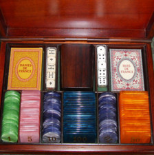 Ancienne mallette en bois de jetons nacrés poker dice bridge rois reines godet