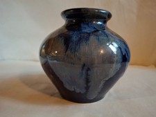 Charmant petit vase rebondi en grès, dégradé de gris bleu, signé JEB 2 112.