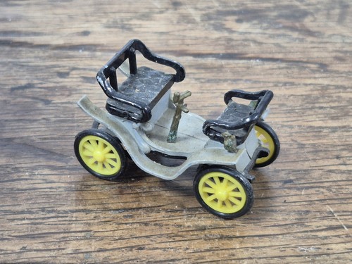Voiture miniature vis - vis, a
