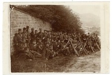 CARTE PHOTO d'une photo, un bataillon pose fusil militaire grade chien 14-18