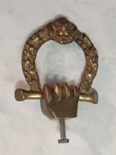 Ancien heurtoir de porte en bronze – motif main et guirlande – 12 × 13 cm– 900 G