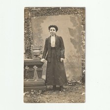 Jeune fille - Fond peint, mur