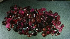 Pierres précieuses rouges en lot rubis, rubéllites et rhodolites 43,70 carats