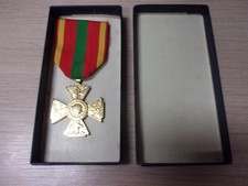 Médaille + boite " Croix du Combattant Volontaire 1939/45 "- décoration - guerre