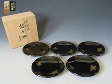 Ensemble de cinq assiettes