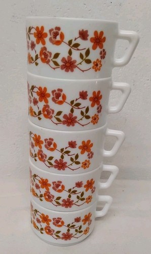 Lot tasses à - de, 5