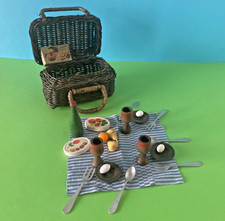 JOUET ANCIEN - TRES JOLI PANIER GARNI EN OSIER POUR PIC-NIC DE POUPEE