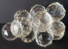 Presse papier en cristal taillé à facettes.