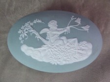 BELLE BONBONIERE, en biscuit de LIMOGES. Décor d'angelot.
