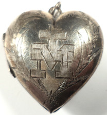 EX-VOTO 1874 ANTIQUE EN ARGENT – PENDENTIF COEUR RELIQUAIRE  AVEC PAPIER DE VŒUX