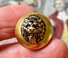 Ancien bouton rond en laiton tête de lion en relief 
