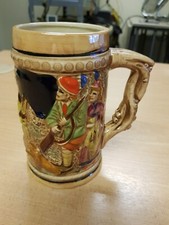 Chope de bière en faïence émaillée multicolore vernissée scène de chasse