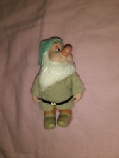 POUPEE DISNEY EN PORCELAINE DORMEUR DE BLANCHE NEIGE ET LES 7 NAINS 9 CM