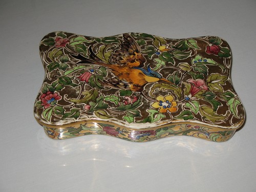 Très ancienne boite - ,